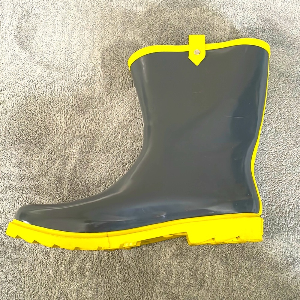 Dirty Laundry Rain boots. Size 10. Like new